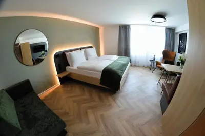 Ein Bett oder Betten in einem Zimmer der Unterkunft Cinema City Hotel Europaplatz Karlsruhe - Brand New Boutique Hotel 2025 -