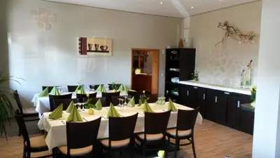 Ein Restaurant oder anderes Speiselokal in der Unterkunft Hotel Lindenhof