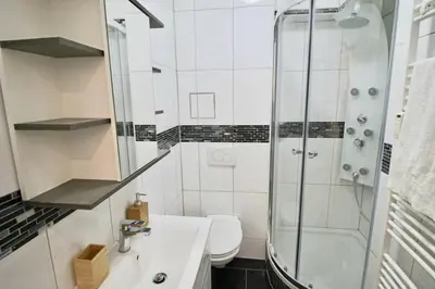 Ein Badezimmer in der Unterkunft Fantastische Moderne und Zentrale Wohnung mit Balkon