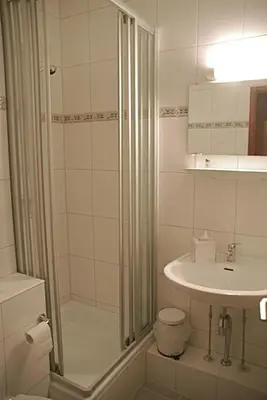 Ein Badezimmer in der Unterkunft Karlstor Gästehaus