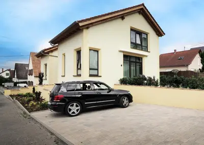 Das Gebäude in dem sich das Ferienhaus befindet