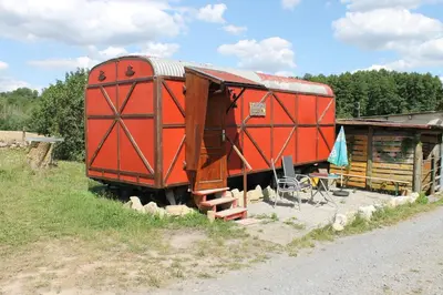 Das Gebäude in dem sich der Campingplatz befindet