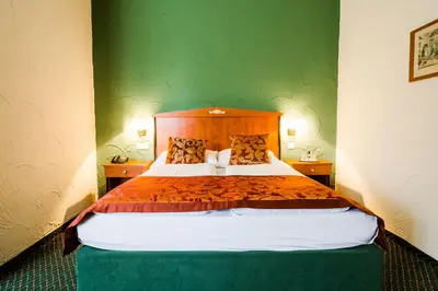 Ein Bett oder Betten in einem Zimmer der Unterkunft Parkhotel Krone