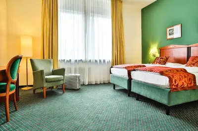 Ein Bett oder Betten in einem Zimmer der Unterkunft Parkhotel Krone