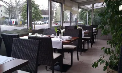Ein Restaurant oder anderes Speiselokal in der Unterkunft Gartenstadt Hotel