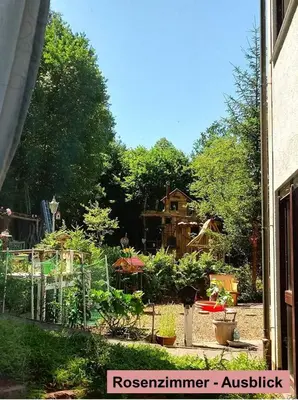 Ein Garten an der Unterkunft Waldnest Odenwald