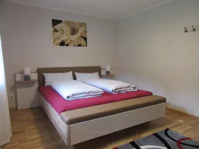 Ein Bett oder Betten in einem Zimmer der Unterkunft Ferienwohnungen Nibelungenwald