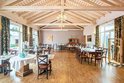 Ein Restaurant oder anderes Speiselokal in der Unterkunft Adler Landhotel