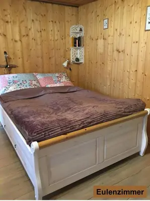 Ein Bett oder Betten in einem Zimmer der Unterkunft Waldnest Odenwald - Waldhauszimmer