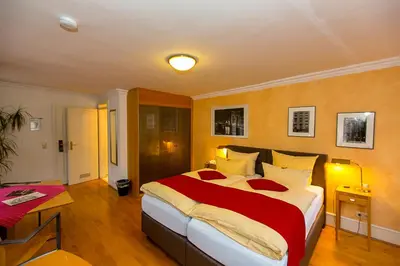 Ein Bett oder Betten in einem Zimmer der Unterkunft Hotel Goldener Falke