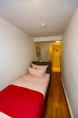 Ein Bett oder Betten in einem Zimmer der Unterkunft Hotel Goldener Falke