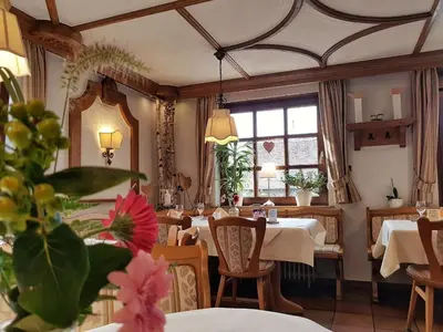 Ein Restaurant oder anderes Speiselokal in der Unterkunft Hotel Rosenbusch
