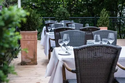 Ein Restaurant oder anderes Speiselokal in der Unterkunft Parkhotel Schillerhain
