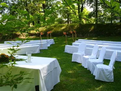 Ein Garten an der Unterkunft Parkhotel Schillerhain