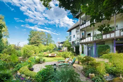 Ein Garten an der Unterkunft Waldhotel Felsentor