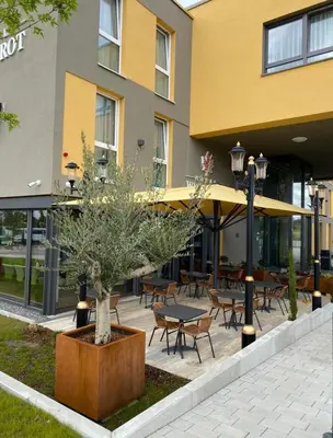 Ein Restaurant oder anderes Speiselokal in der Unterkunft Design Hotel Winterrot