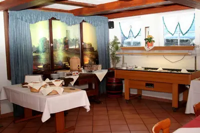 Ein Restaurant oder anderes Speiselokal in der Unterkunft Hotel Küferschänke