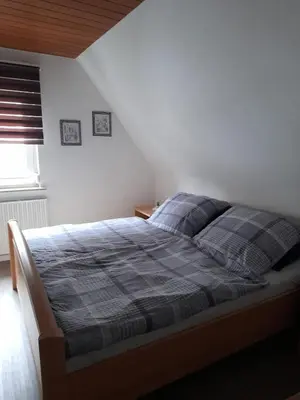 Ein Bett oder Betten in einem Zimmer der Unterkunft Ferienwohnung am Brunnen