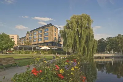 Blick auf einen Fluss in der Nähe des Hotels