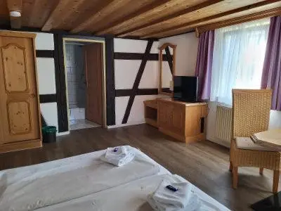 Ein Bett oder Betten in einem Zimmer der Unterkunft Historikhotel Ochsen