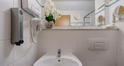 Ein Badezimmer in der Unterkunft PLAZA INN Blankenburg Ditzingen, Sure Hotel Collection