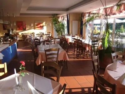 Ein Restaurant oder anderes Speiselokal in der Unterkunft Pension Da Enzo