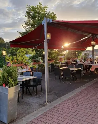 Ein Restaurant oder anderes Speiselokal in der Unterkunft Pension Da Enzo