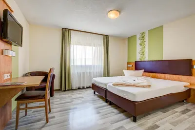 Ein Bett oder Betten in einem Zimmer der Unterkunft Landhotel Küffner