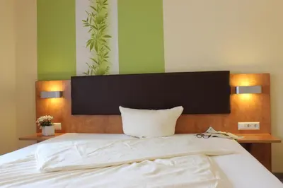 Ein Bett oder Betten in einem Zimmer der Unterkunft Landhotel Küffner