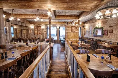 Ein Restaurant oder anderes Speiselokal in der Unterkunft Hotel Goldener Hirsch Mosbach