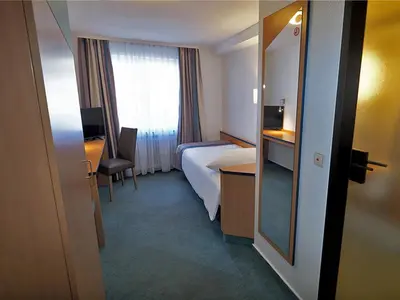 Ein Bett oder Betten in einem Zimmer der Unterkunft Hotel Goldener Hirsch Mosbach