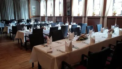 Ein Restaurant oder anderes Speiselokal in der Unterkunft Landgasthof & Hotel 