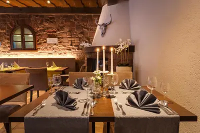Ein Restaurant oder anderes Speiselokal in der Unterkunft Hotel Die Kleine Blume