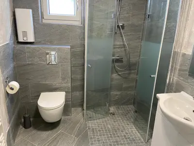 Ein Badezimmer in der Unterkunft KRAICHGAU # 1-ZKD mit EBK, modern und barrierefrei, Monteurzimmer, SELF-CHECK-IN