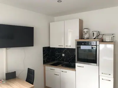 Küche/Küchenzeile in der Unterkunft KRAICHGAU # 1-ZKD mit EBK, modern und barrierefrei, Monteurzimmer, SELF-CHECK-IN