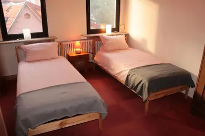 Ein Bett oder Betten in einem Zimmer der Unterkunft E Kurhaus Wohnung Nr 5