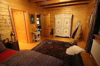 Ein Bett oder Betten in einem Zimmer der Unterkunft Malerisches Holzhaus 
