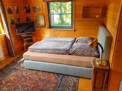 Ein Bett oder Betten in einem Zimmer der Unterkunft Malerisches Holzhaus 