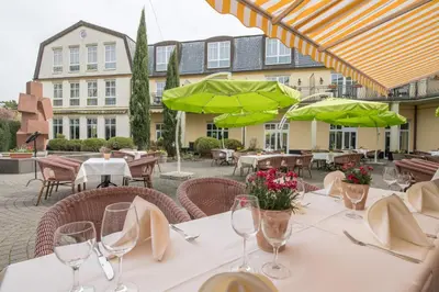 Ein Restaurant oder anderes Speiselokal in der Unterkunft Best Western Wein- und Parkhotel