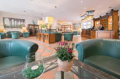 Ein Sitzbereich in der Unterkunft Best Western Wein- und Parkhotel