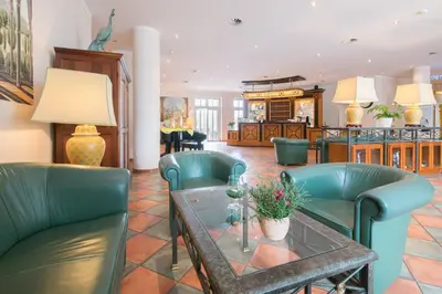 Ein Sitzbereich in der Unterkunft Best Western Wein- und Parkhotel