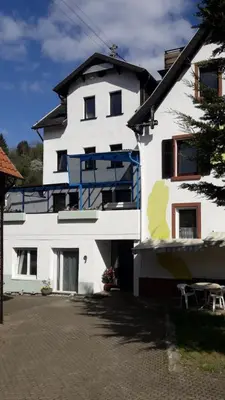 Das Gebäude in dem sich die Ferienwohnung befindet