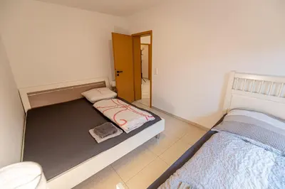Ein Bett oder Betten in einem Zimmer der Unterkunft 105 m2 Arbeiterwohnung mit 2 extra Schlafzimmern für 7 Personen