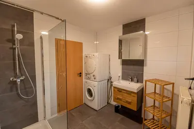 Ein Badezimmer in der Unterkunft 105 m2 Arbeiterwohnung mit 2 extra Schlafzimmern für 7 Personen