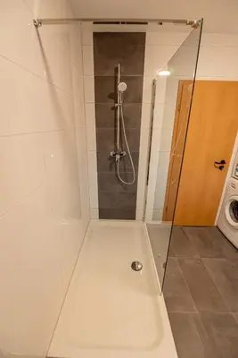 Ein Badezimmer in der Unterkunft 105 m2 Arbeiterwohnung mit 2 extra Schlafzimmern für 7 Personen