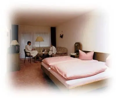 Ein Bett oder Betten in einem Zimmer der Unterkunft Hotel Burg Waldau