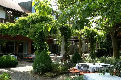 Ein Garten an der Unterkunft Hotel und Gutsgaststätte Rappenhof