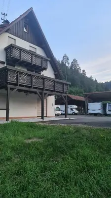 Das Gebäude in dem sich die Ferienwohnung befindet