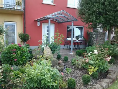 Ein Garten an der Unterkunft Ferienhaus Schloss-Garten
