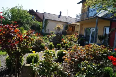 Ein Garten an der Unterkunft Ferienhaus Schloss-Garten